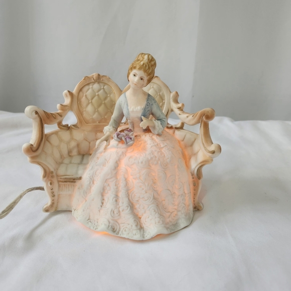 Bordeaux Lady in Waiting Porcelain [Night Light *] Excellent Condition. - Picture 11 of 13